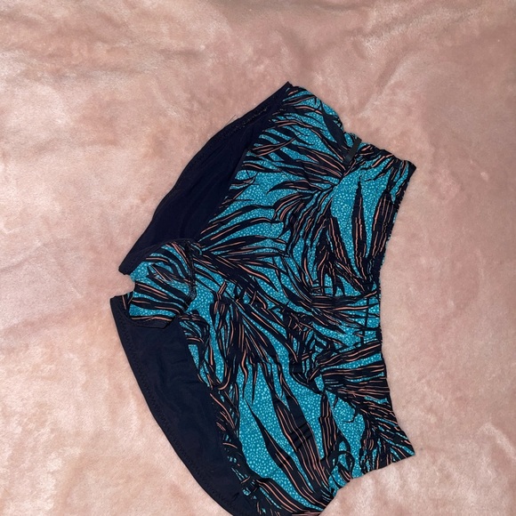 lululemon reversible shorts - Picture 5 of 7